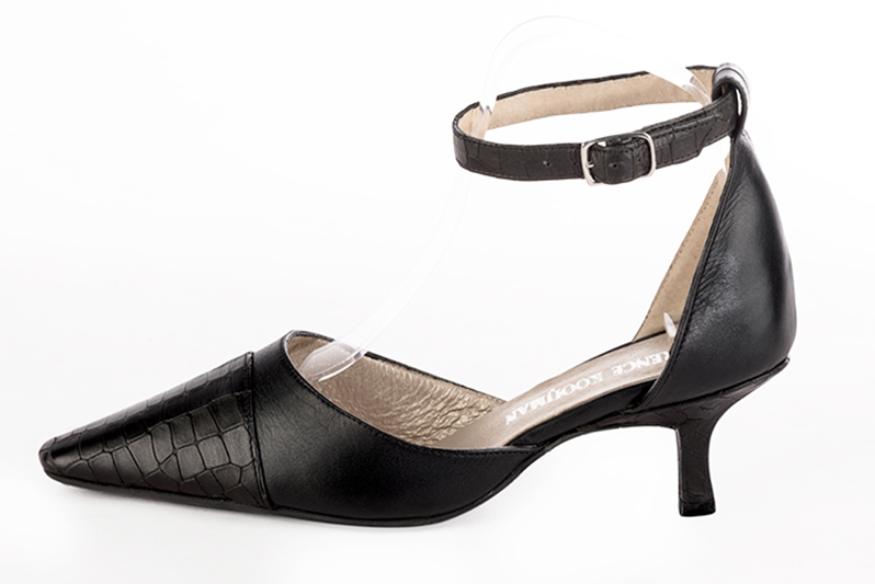 Satin black women's open side shoes, with a strap around the ankle. Tapered toe. Medium spool heels. Profile view - Florence KOOIJMAN